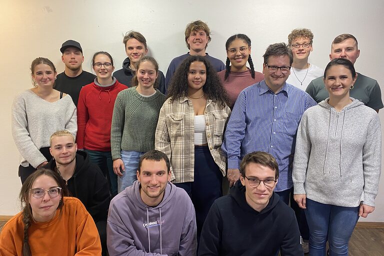 Gruppenbild beim Kennenlernwochenende in Stuttgart mit Volker Süssmuth (2. Reihe, 2.v.r.) und Viktoria Utz von der Handwerkskammer (2. Reihe, 1.v.r.).