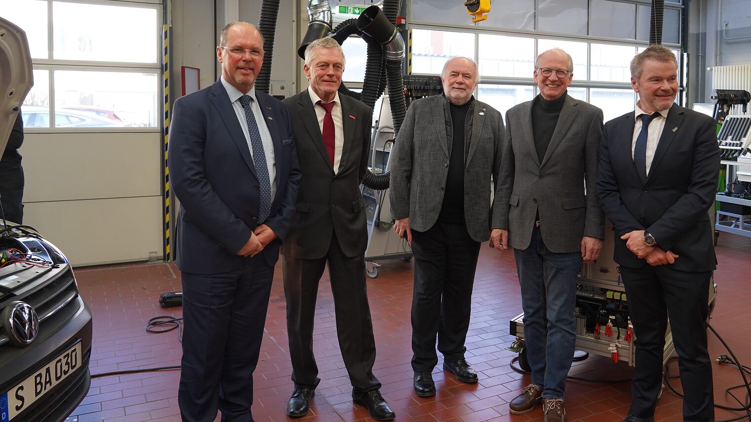 Wie die Ausbildung der Fachkräfte von morgen aussieht, war auch Thema in der Bildungsakademie der Handwerkskammer in Stuttgart. Auf Stippvisite in der Ausbildungswerkstatt der Kfz-Mechatroniker waren Serge Schalck, Vizepräsident der Handwerkskammer Elsass, Peter Kudielka, Vizepräsident der Stuttgarter Handwerkskammer, Christophe Hett, Vizepräsident der Handwerkskammer Elsass, Rainer Reichhold, Präsident der Handwerkskammer Region Stuttgart und der elsässische Kammerpräsident Jean-Luc Hoffmann (v.l.n.r.). 