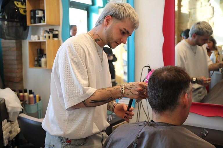 Friseur Tiziano hat einen besonderen Kunden: Peter Friedrich, Hauptgeschäftsführer der Handwerkskammer.