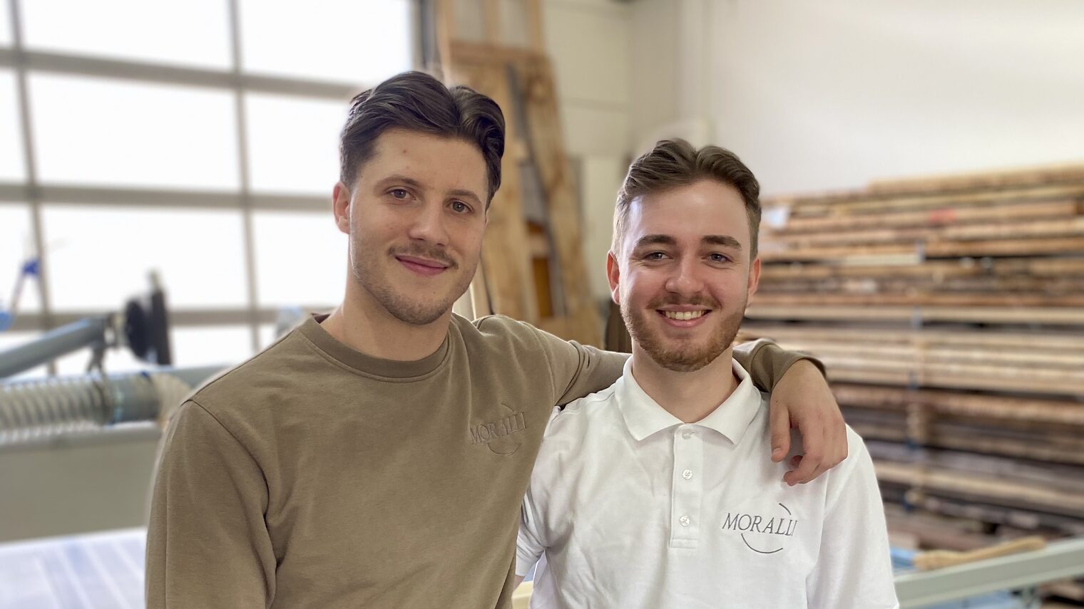 Die Schreinermeister Janek Mohr und Ruben Waligora sind froh, den Schritt zur eigenen Werkstatt gewagt zu haben. 