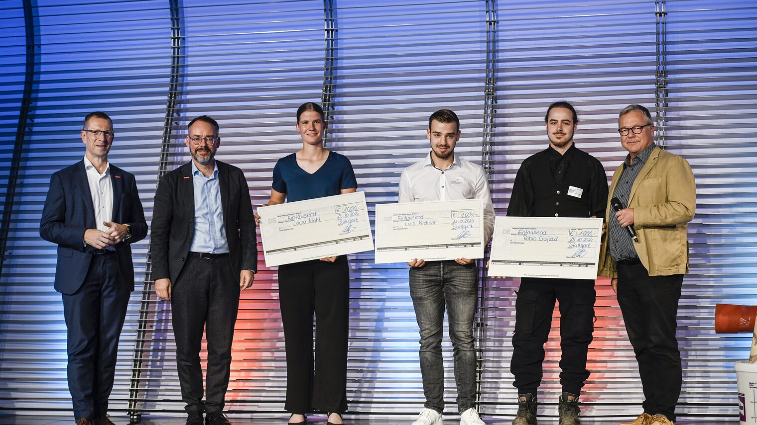 Vizepräsident Alexander Kotz (l.) und Kammerchef Peter Friedrich freuen sich zusammen mit Rotary-Club-Mitglied Tilo Kiess (r.) über die besondere Leistung der drei jungen Talente Laura Wahl, Lars Kirchner und Robin Ersfeld (v.l.n.r.), die den Rotary-Förderpreis erhielten. 