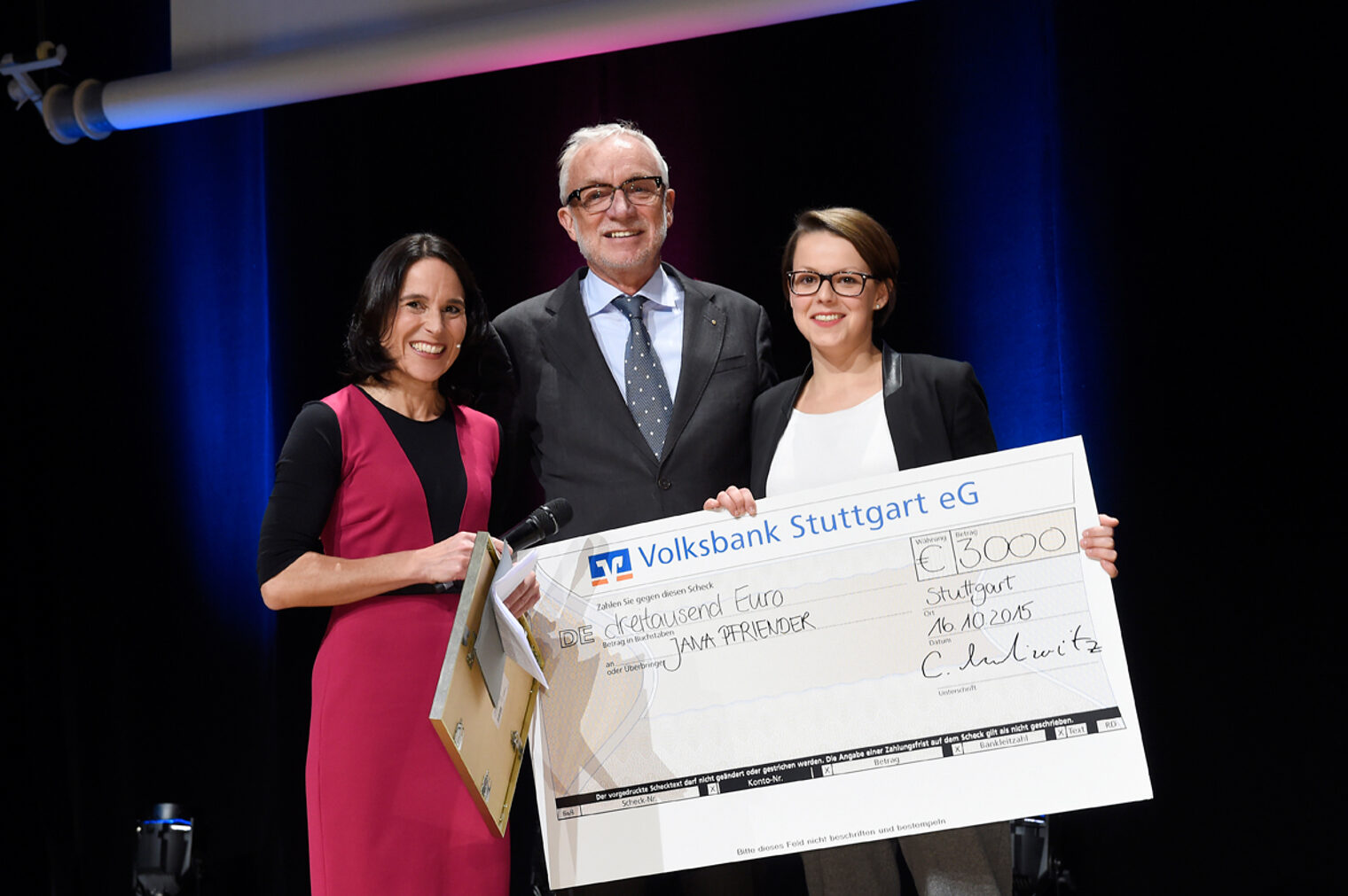 Rotary-Förderpreis-Gewinnerin Jana Pfriender mit Moderatorin Kathrin Adamski und Kammerchef Claus Munkwitz.