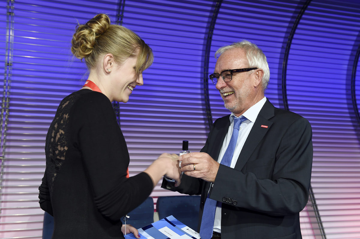 PLW 2015: Kammerchef Claus Munkwitz gratuliert einer PLW-Siegerin. PLW 2015: Kammerchef Claus Munkwitz gratuliert einer PLW-Siegerin.