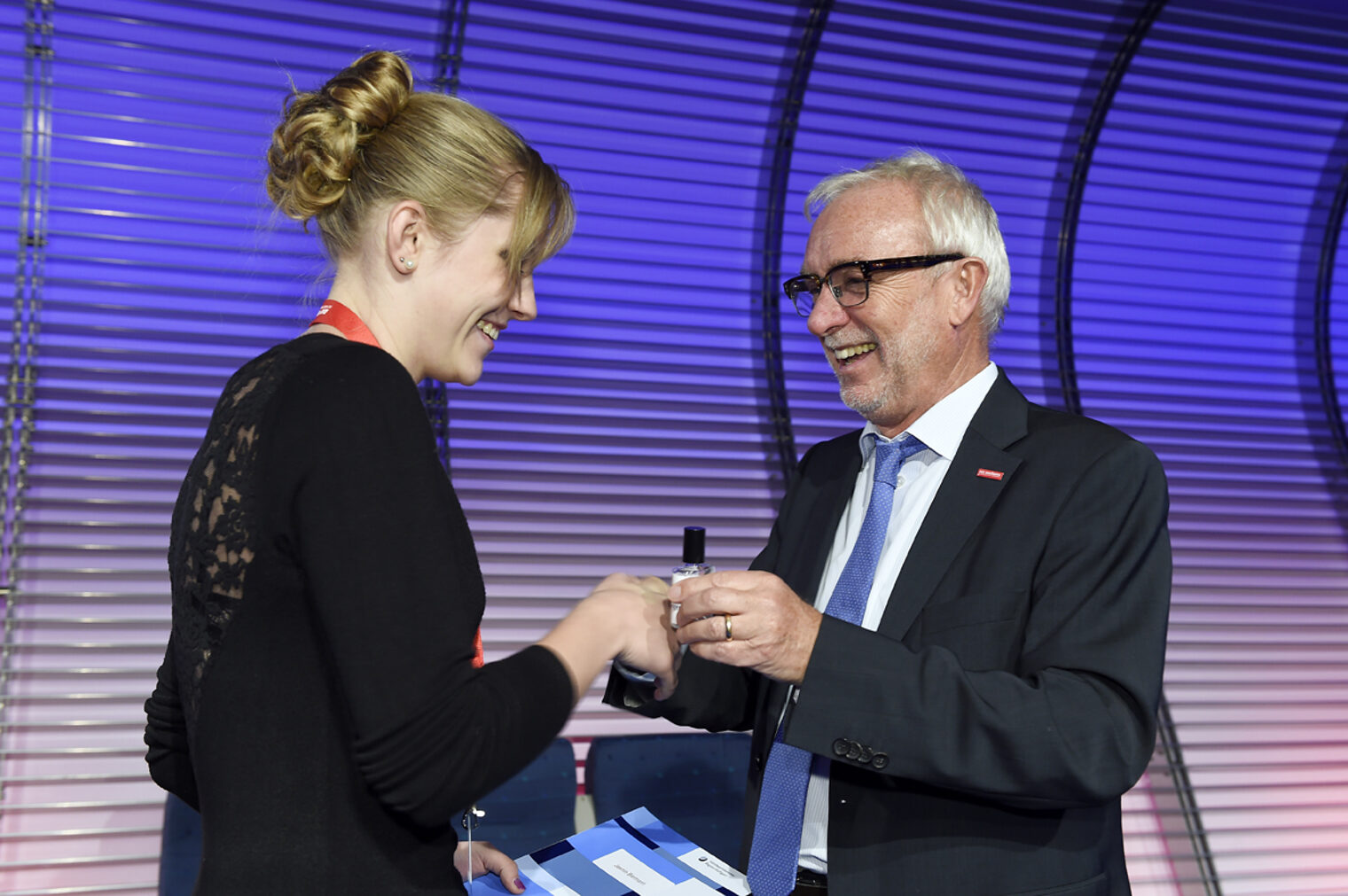 PLW 2015: Kammerchef Claus Munkwitz gratuliert einer PLW-Siegerin.
