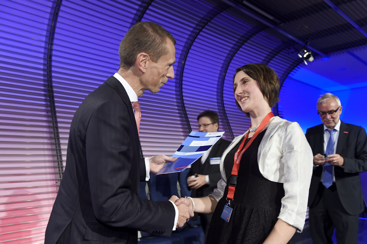 PLW 2015: Vizepräsident Alexander Kotz gratuliert einer PLW-Siegerin. PLW 2015: Vizepräsident Alexander Kotz gratuliert einer PLW-Siegerin.