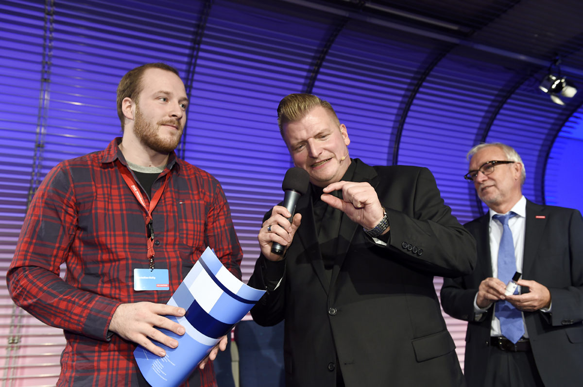 PLW 2015: Moderator Christian Krack mit einem PLW-Sieger. PLW 2015: Moderator Christian Krack mit einem PLW-Sieger.
