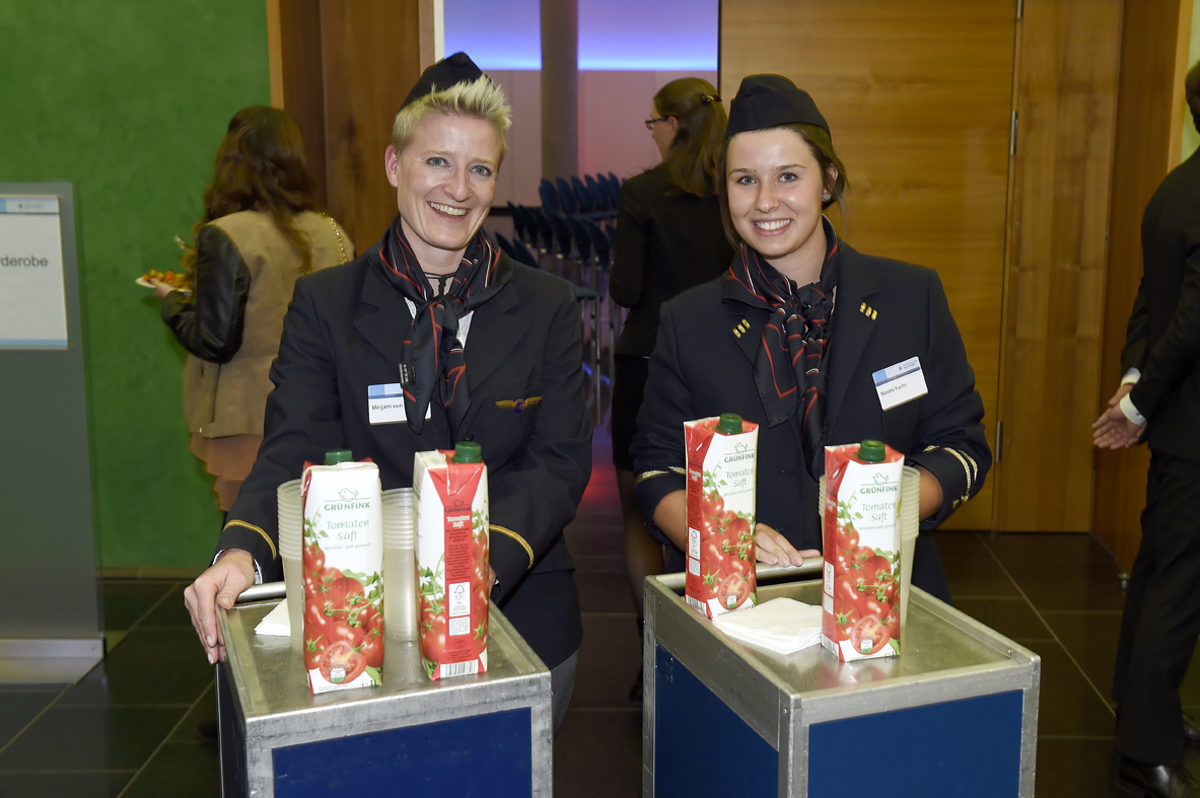 PLW 2015: Nach der Preisverleihung servierten zwei freundliche Flugbegleiterinnen den Gästen Tomatensaft. PLW 2015: Nach der Preisverleihung servierten zwei freundliche Flugbegleiterinnen den Gästen Tomatensaft.