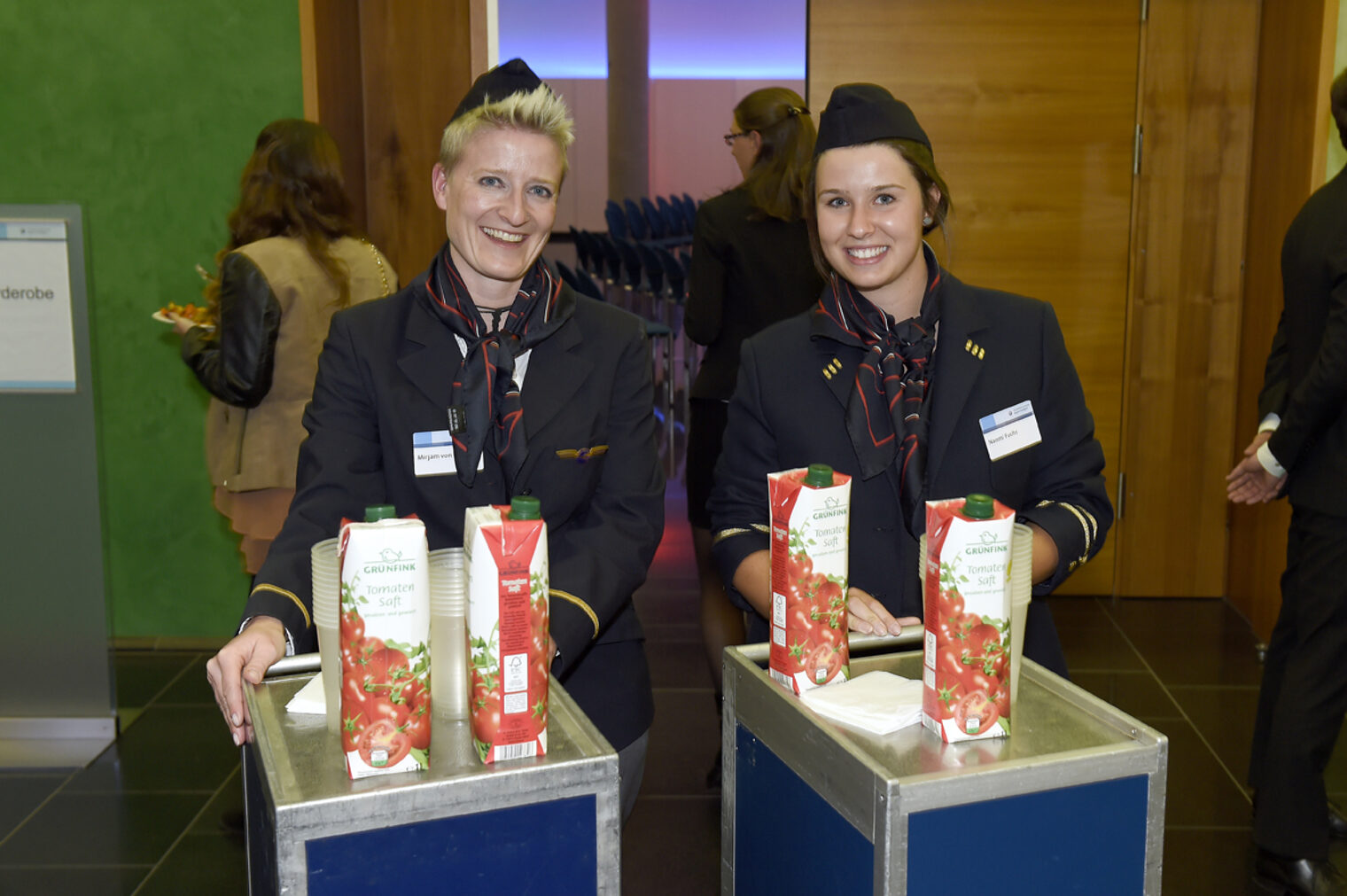 PLW 2015: Nach der Preisverleihung servierten zwei freundliche Flugbegleiterinnen den Gästen Tomatensaft.